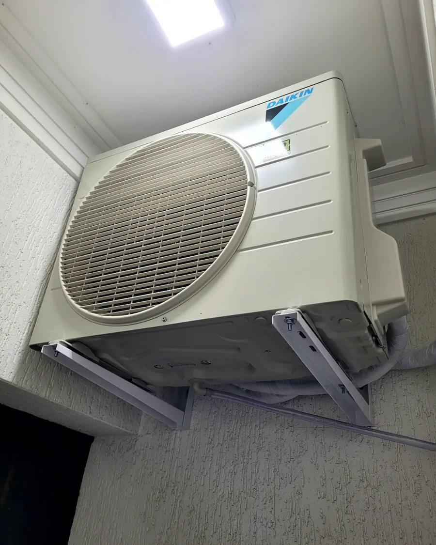 Condensadora Daikin em suporte de parede