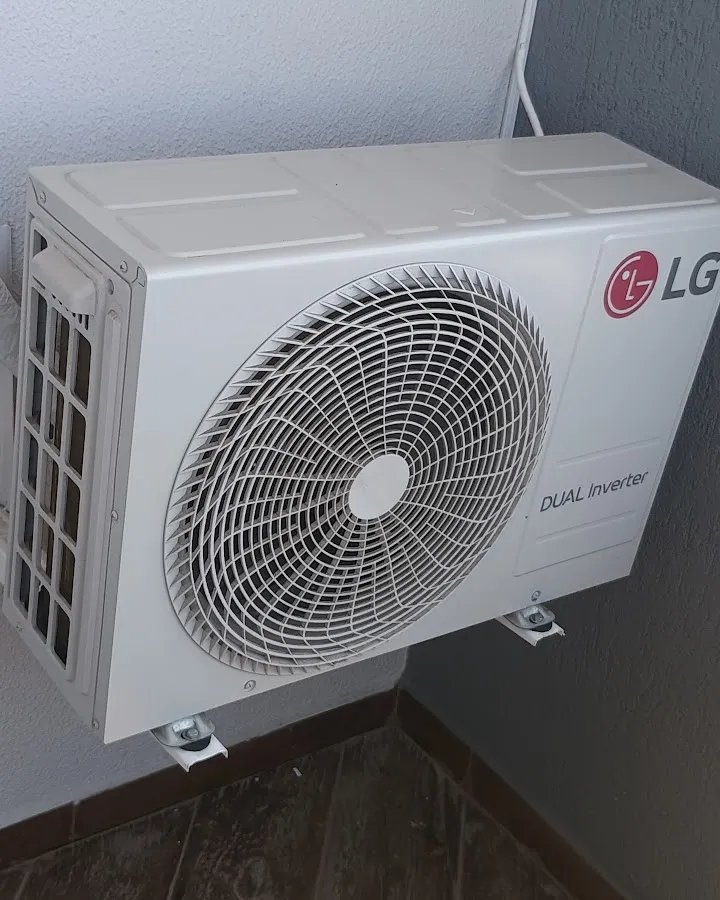 Condensadora LG instalada em sacada