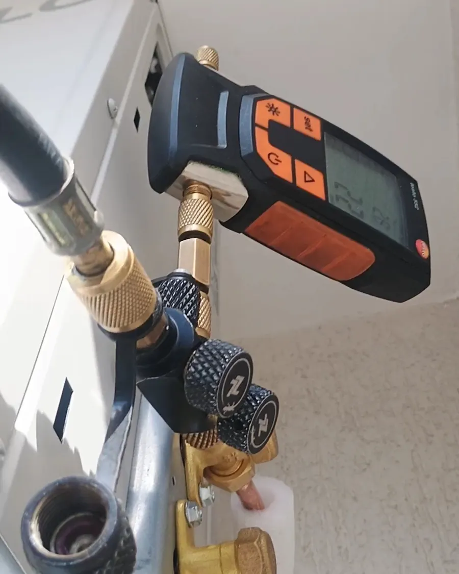 Manifold digital ligado no aparelho durante o serviço