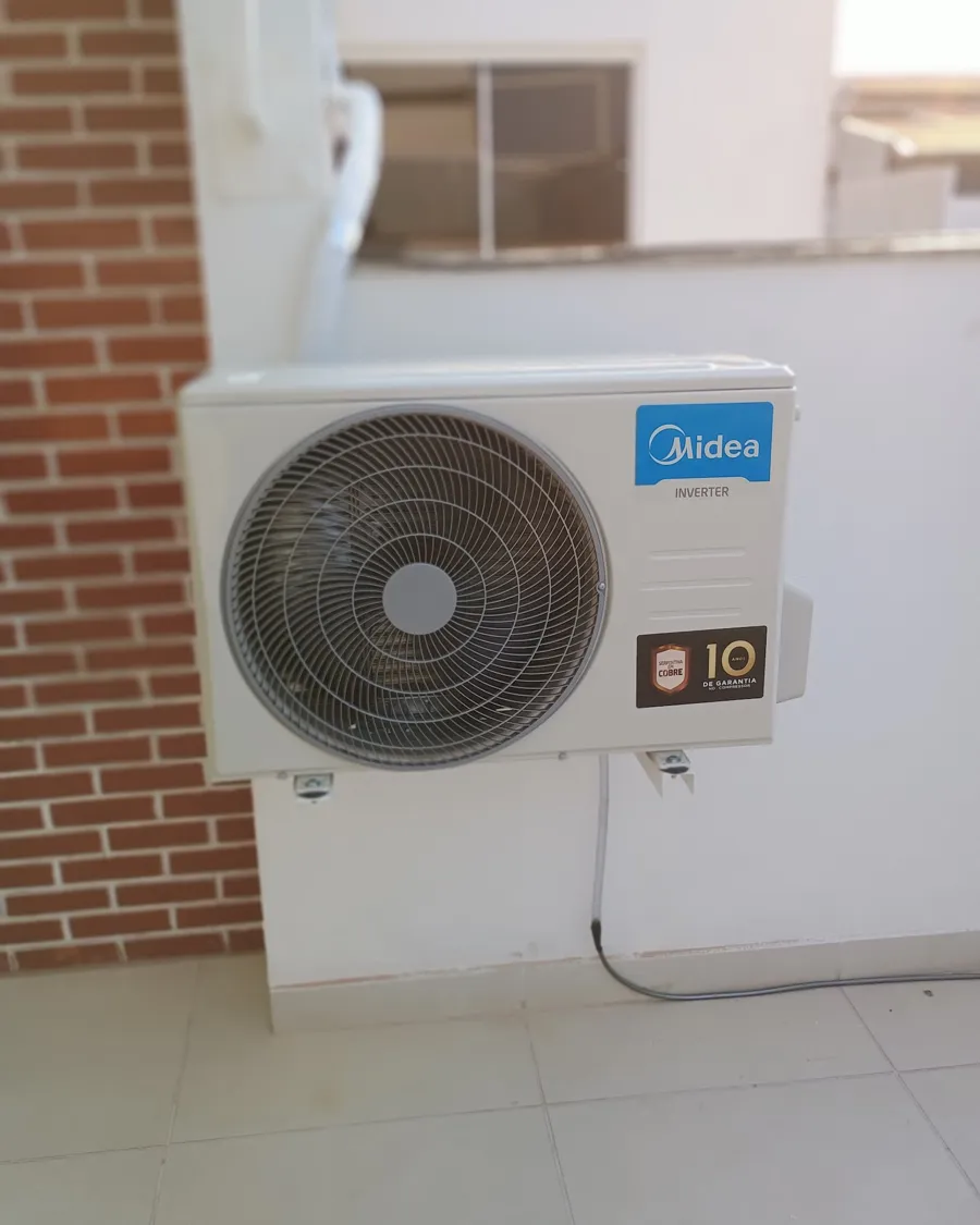 Condensadora Midea em área externa